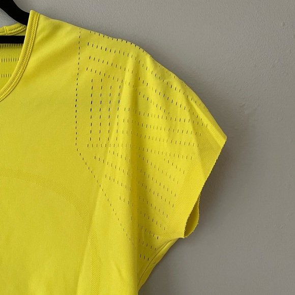 Lululemon Time Warp Short Sleeve II in Split Pea - Picture 8 of 9